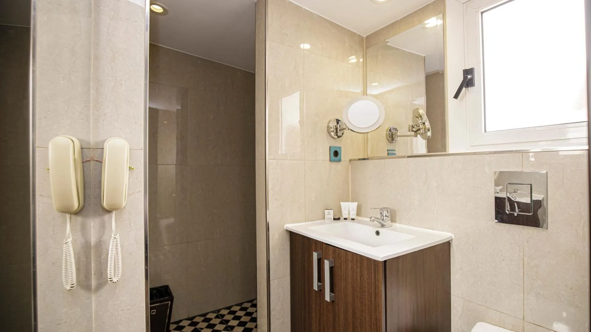 Luminous Top Floor Apartment With Terrace 巴塞罗那 0*,