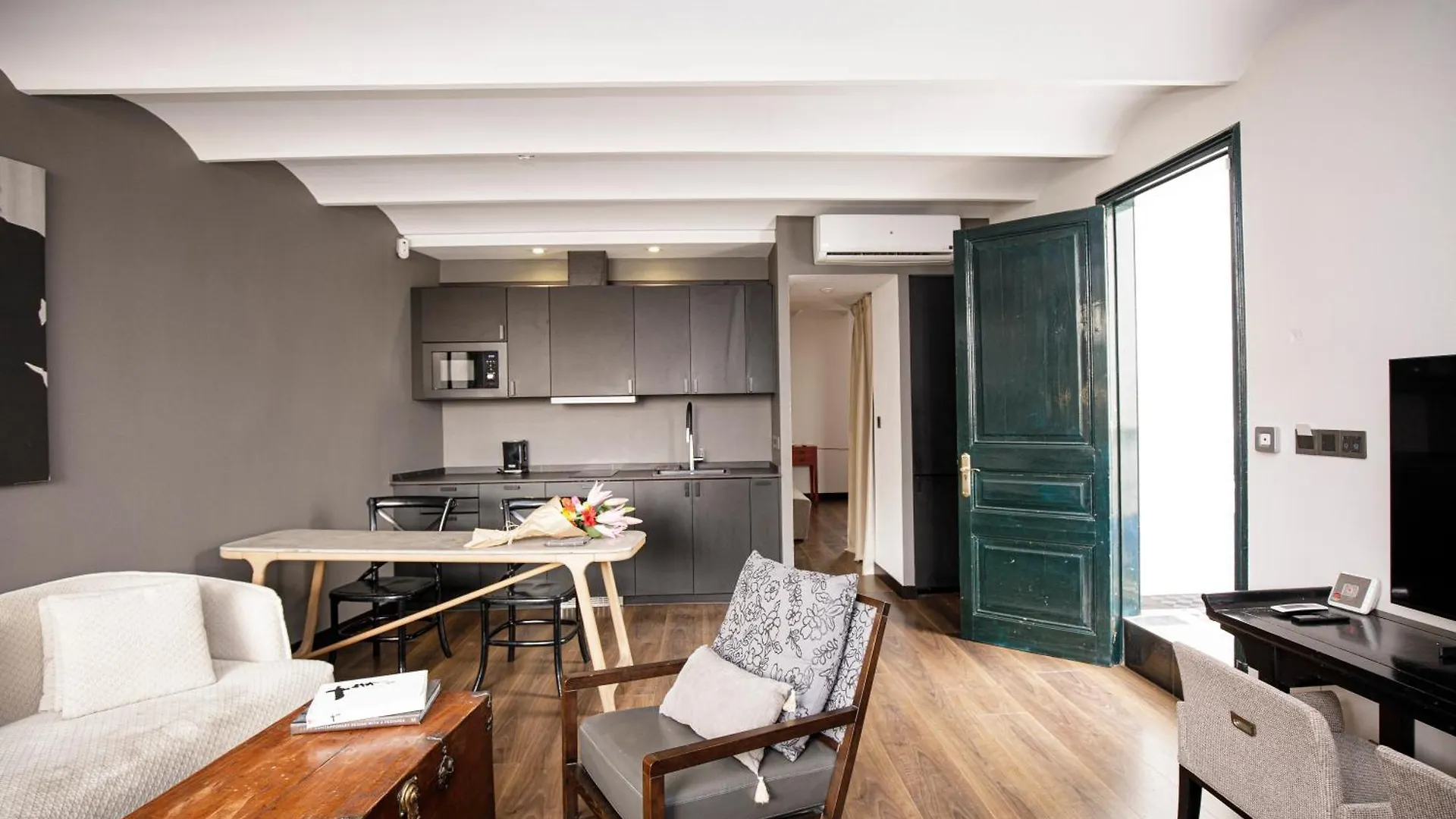 Luminous Top Floor Apartment With Terrace 巴塞罗那